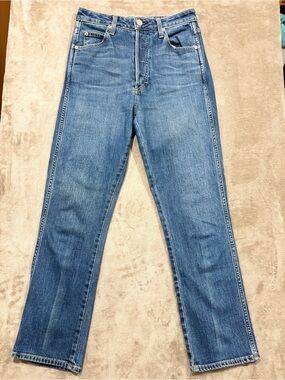 AMO Women’s Chloe crop in dk vintage. High-rise design, straight-leg jeans.